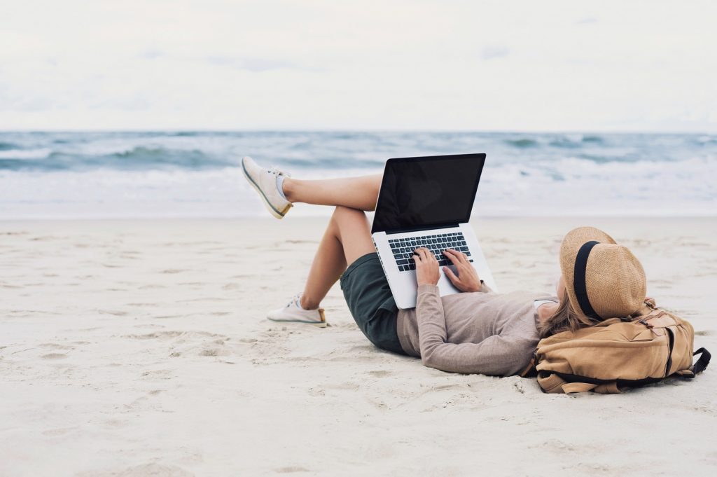 Descripción: A person lying on a beach

Description automatically generated