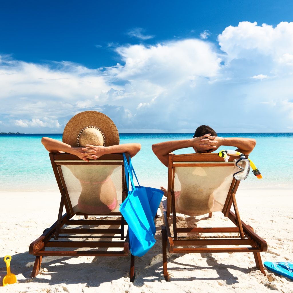 Descripción: A chair sitting in front of a beach

Description automatically generated